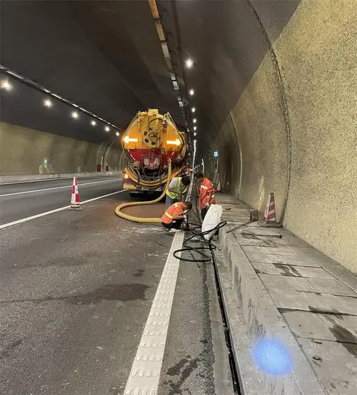 巴彦隧道排水渠清淤